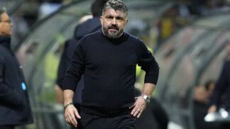Gattuso faz expressão de desânimo no banco de reservas