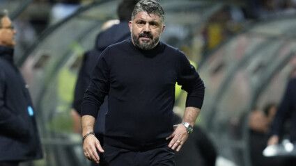 Gattuso faz expressão de desânimo no banco de reservas