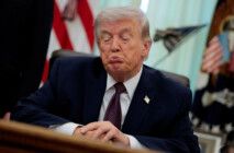 Donald Trump faz expressão com os lábios durante entrevista no Salão Oval
