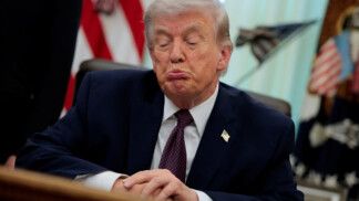 Donald Trump faz expressão com os lábios durante entrevista no Salão Oval