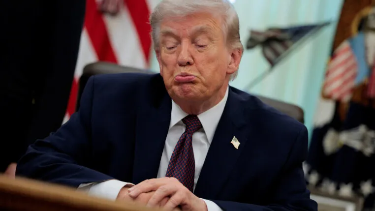 Donald Trump faz expressão com os lábios durante entrevista no Salão Oval