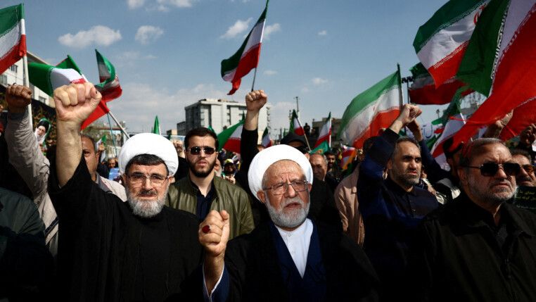 Iranianos em protesto durante funeral