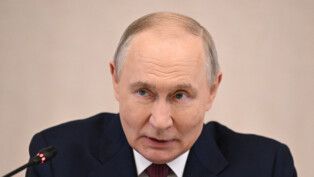 Putin aparece na imagem em primeiro plano