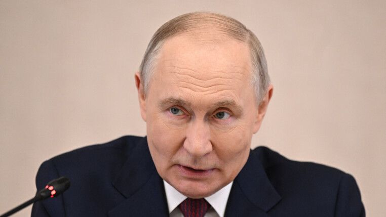 Putin aparece na imagem em primeiro plano