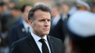 Macron aparece de rosto sério