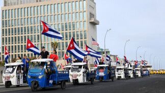 Cubanos fazem manifestação contra EUA diante da embaixada do país, em Havana.
