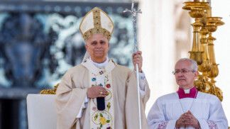 Papa Leão 14 segura cetro com a cruz durante missa da Páscoa