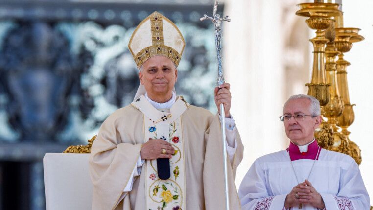 Papa Leão 14 segura cetro com a cruz durante missa da Páscoa
