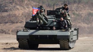 Kim Jong-Un aparece num tanque de guerra na companhia de sua filha adolescente