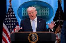 Trump faz gestos com a mão diante do microfone durante entrevista coletiva