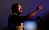 Kanye West levanta o dedo indicado em direção ao público durante comício político