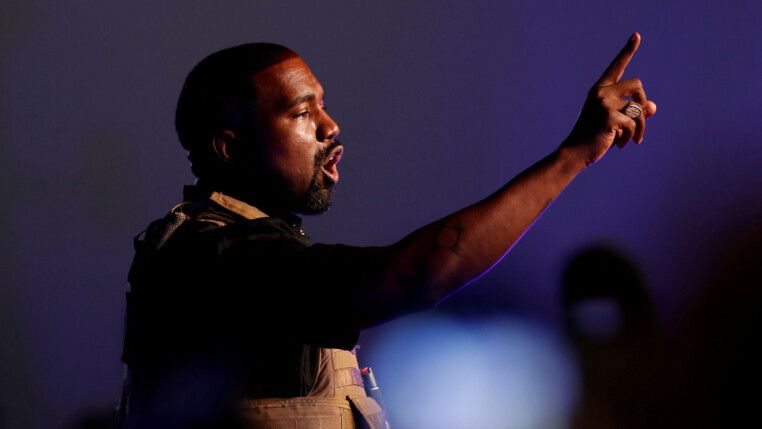 Kanye West levanta o dedo indicado em direção ao público durante comício político