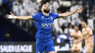 Benzema abre os braços em comemoração de gol