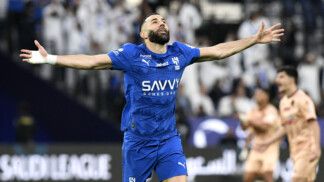 Benzema abre os braços em comemoração de gol