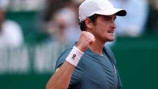 João Fonseca ergue o punho e celebra vitória