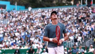 João Fonseca fecha os olhos lamentando jogada errada durante a partida