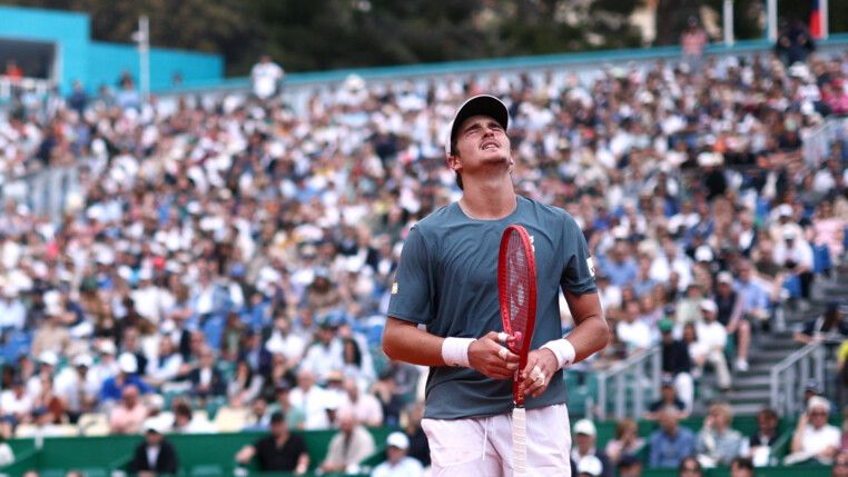 João Fonseca fecha os olhos lamentando jogada errada durante a partida