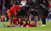 Jogadores do Liverpool e do PSG cercam Ekitike, caído no gramado