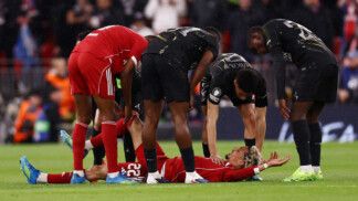 Jogadores do Liverpool e do PSG cercam Ekitike, caído no gramado