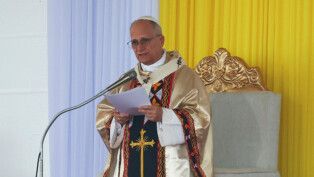 Papa fala ao microfone durante cerimônia em Camarões