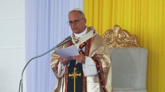 Papa fala ao microfone durante cerimônia em Camarões