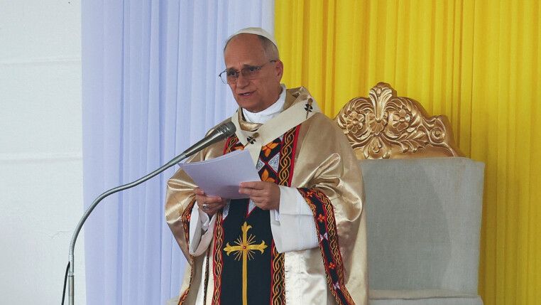 Papa fala ao microfone durante cerimônia em Camarões