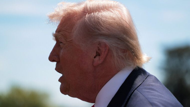 Trump aparece de lado, contra o sol