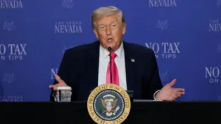 Donald Trump abre os braços enquanto fala ao microfone durante discurso