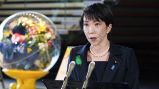 A primeira-ministra do Japão, Sanae Takaichi, fala ao microfone.