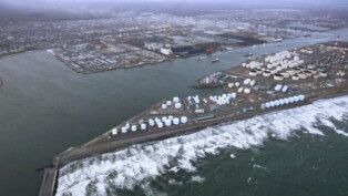 Ondas acertam a costa de Tomakomai, em Hokkaido