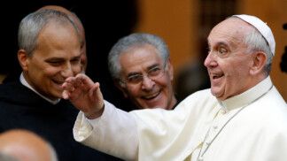 Papa Francisco gesticula e sorri em foto de arquivo, na presença de Robert Francis Prevost, que se tornaria o Papa Leão 14.