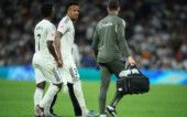 Militão anda no gramado na companhia do médico do Real Madrid