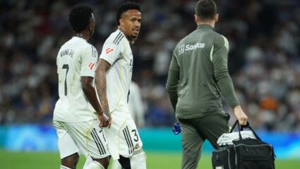 Militão anda no gramado na companhia do médico do Real Madrid