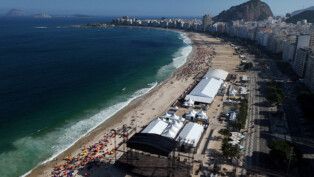 Visão de cima do palco montado na praia de Copacabana