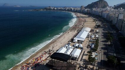 Visão de cima do palco montado na praia de Copacabana