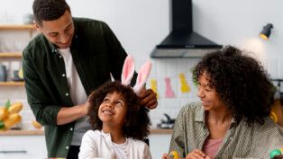 uma família celebrando a páscoa