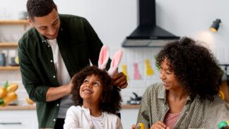 uma família celebrando a páscoa