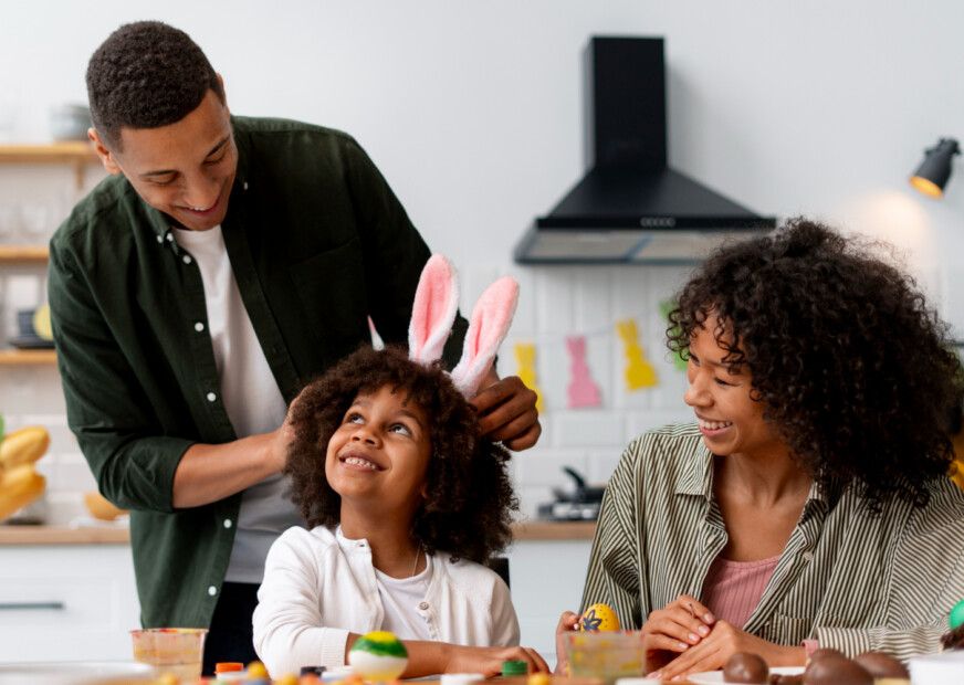 uma família celebrando a páscoa
