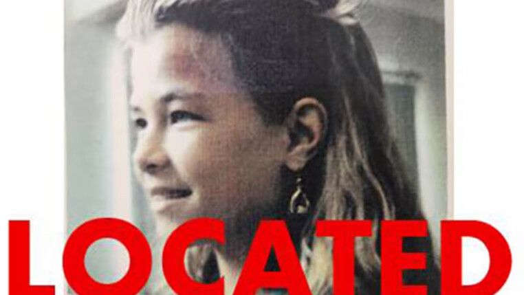 Foto antiga da adolescente, com a mensagem "localizada", em vermelho, sobre a imagem