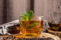 Xícara transparente com chá.