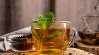 Xícara transparente com chá.