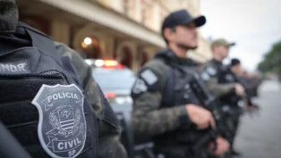 Policiais civis de São Paulo perfilados e uniformizados