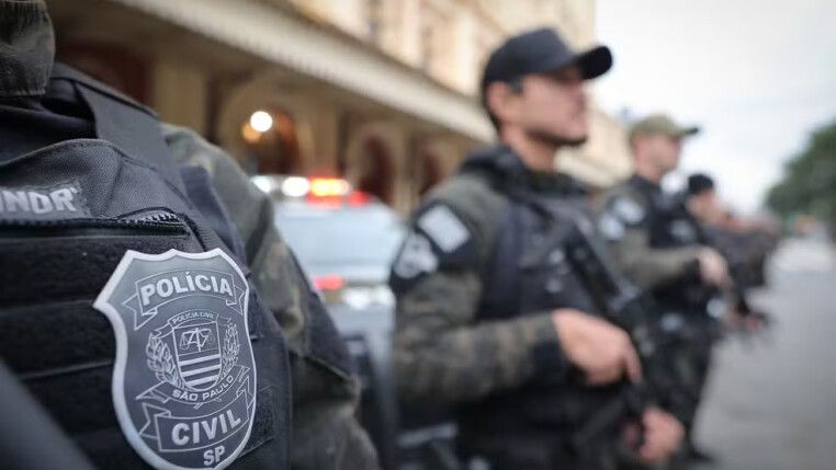 Policiais civis de São Paulo perfilados e uniformizados