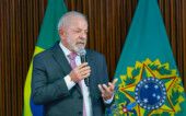 Lula gesticula enquanto fala ao microfone