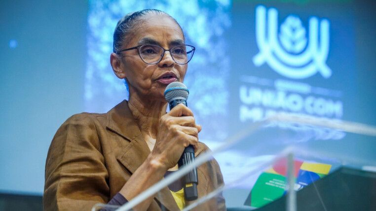 A ministra Marina Silva apresenta os resultados do programa União com Municípios (UcM). A iniciativa fortalece a cooperação federativa e valoriza o protagonismo dos gestores locais no enfrentamento ao desmatamento, aos incêndios e à degradação florestal.