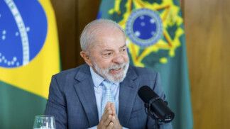 Lula gesticula enquanto fala ao microfone