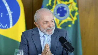 Lula gesticula enquanto fala ao microfone