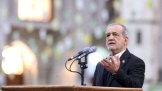 Presidente do Irã gesticula enquanto discursa ao microfone