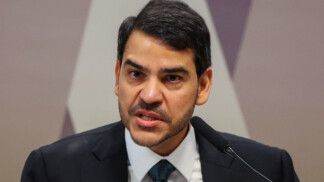 Jorge Messias fala ao microfone durante sabatina na CCJ