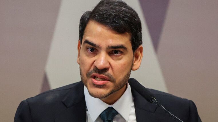 Jorge Messias fala ao microfone durante sabatina na CCJ